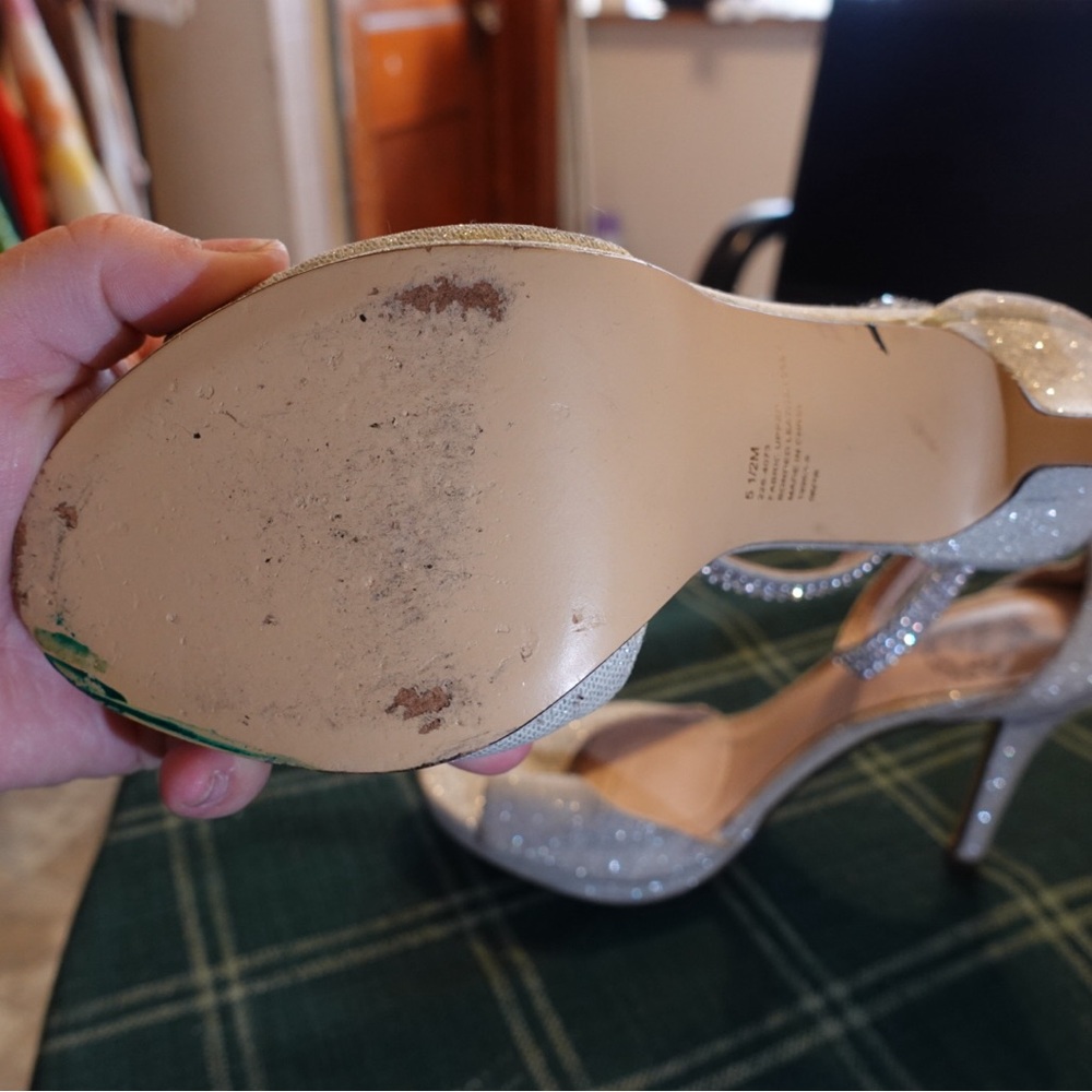 16. Silver heels - Picture 4 of 5